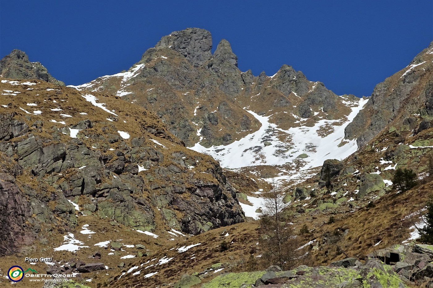 18 Dalla Casera zoom sulla Cima Valletto (2371 m).JPG